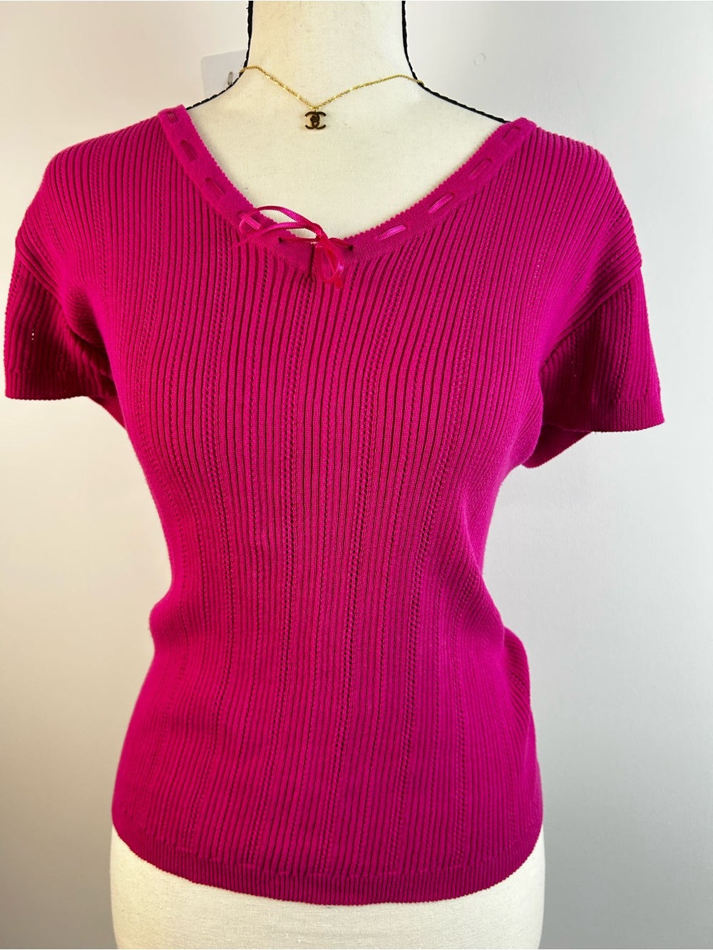 Ribbed V-Neck Short Sleeve Top in Fuchsia